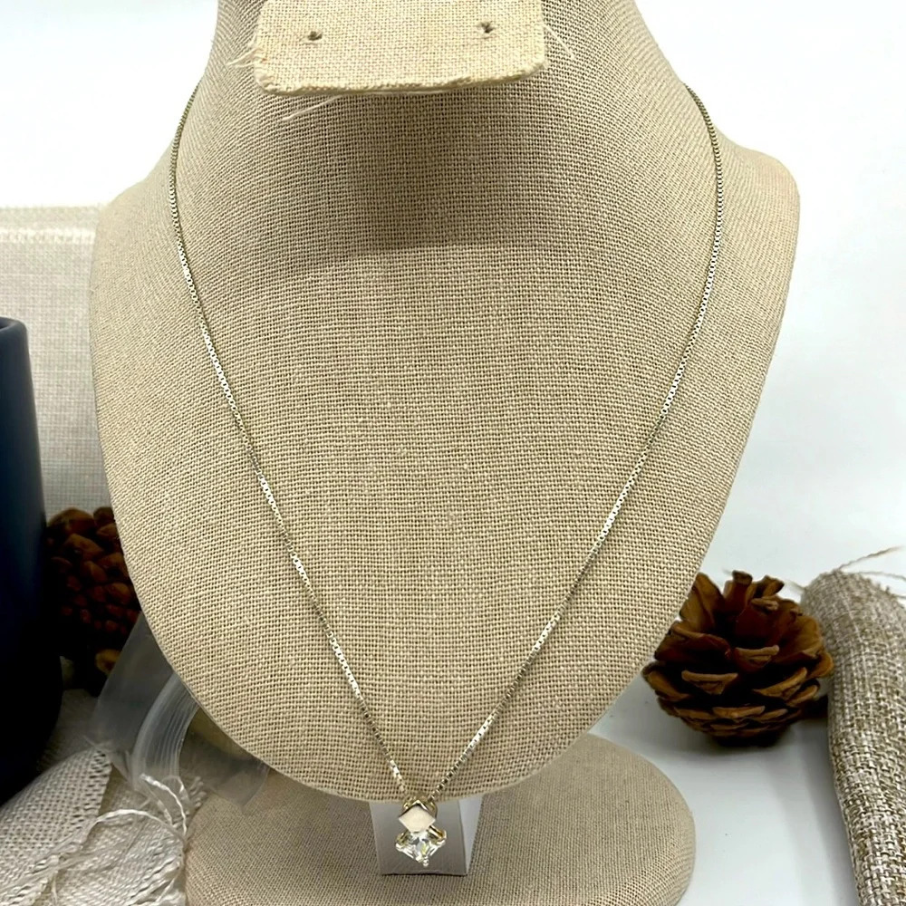 💎 Stunning Sterling Silver Vintage Necklace with Sparkling Pendant